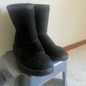 Black size 6 Uggs. Worn once. Great condition. Smell brand new
